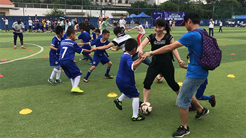 亲子游泳：家庭互动的新风尚